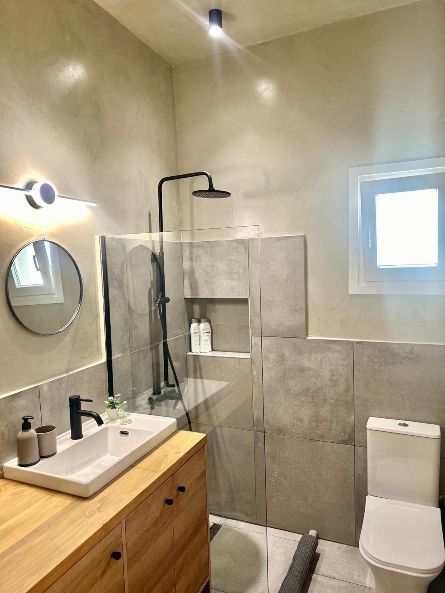 2 Doors Apartment *